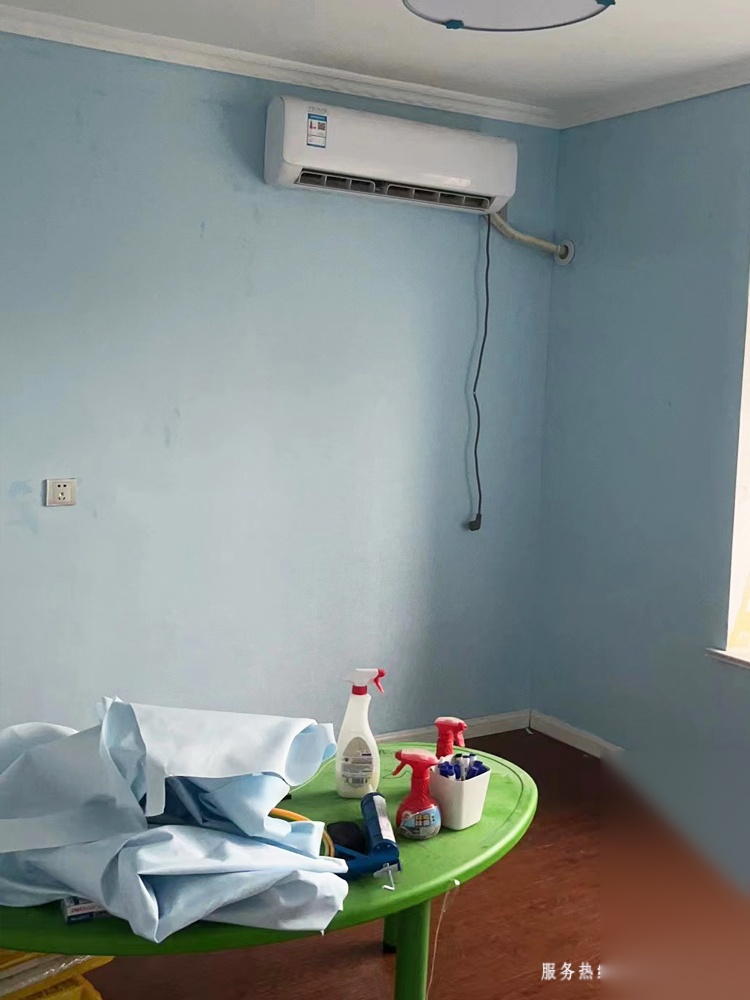 男孩房贴蓝色墙布 养眼舒适